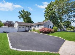 384 Poulsen St, Holbrook, NY 11741