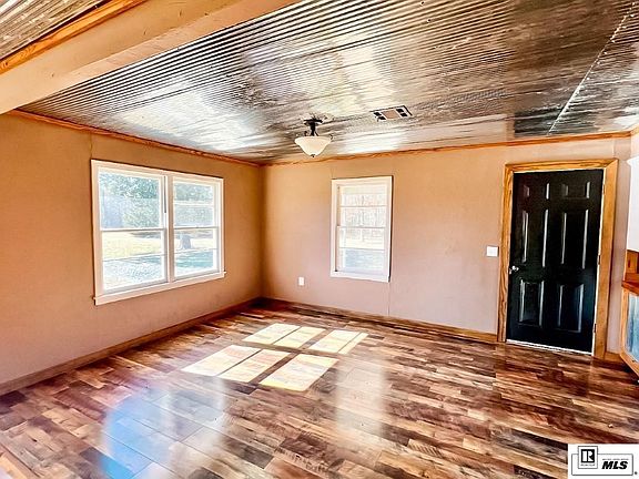 3rd image of 1133 Roundhill Rd