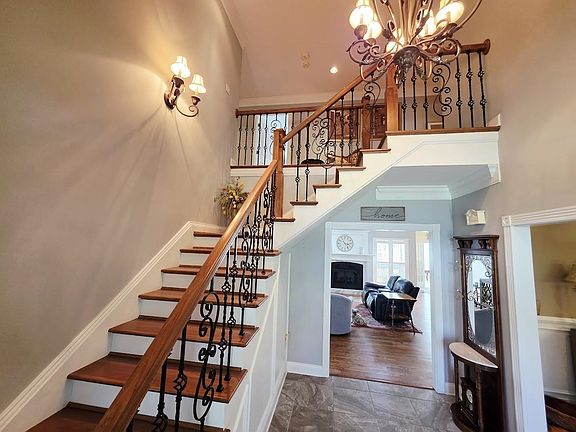 4th image of 296 Lakeview Cir