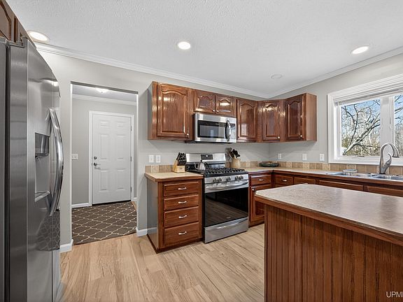 3rd image of 1028 Crestwood Dr