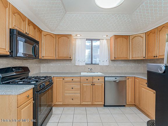 5th image of 22 Regis Dr