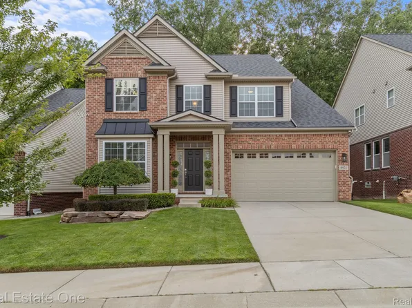 4921 W Stonegate Cir, Lake Orion, MI 48359