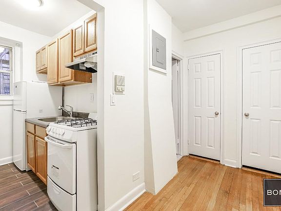 3rd image of 10719 70th Ave APT 207