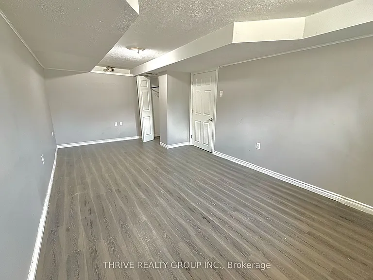 727 Millbank Dr #LOWER — Photo 15