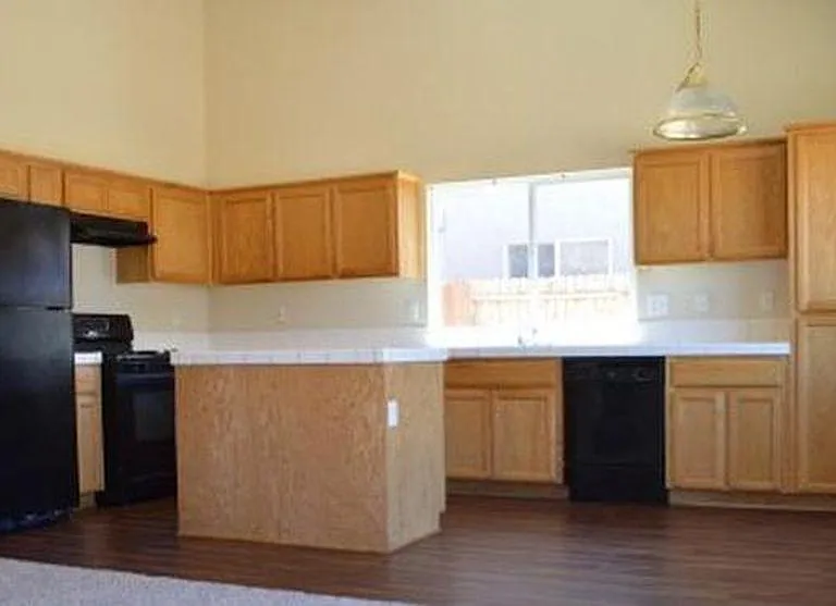 1627 Venice Cir — Photo 2