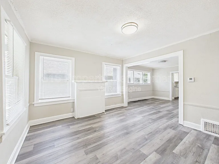 5636 Garfield Ave — Photo 2