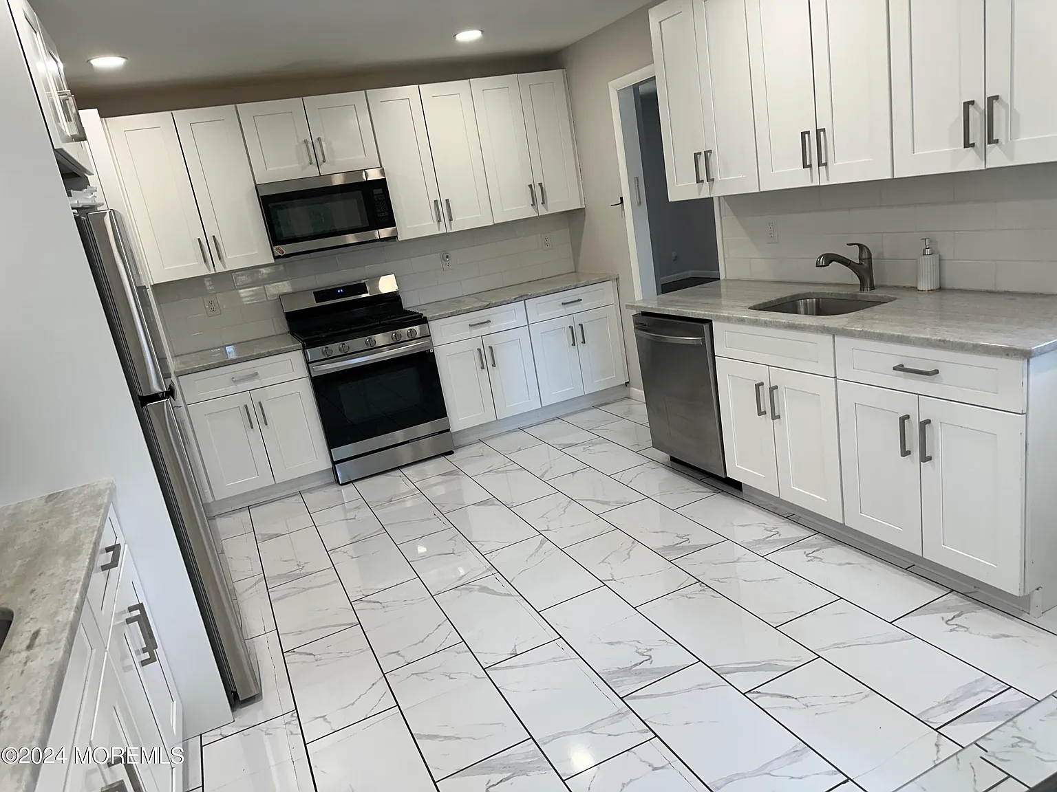 4 bed, 3.5 bath, 2310 sqft, $5,000 — Photo 2