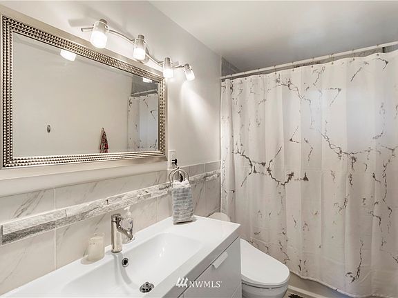 Glistening updated full bath. 