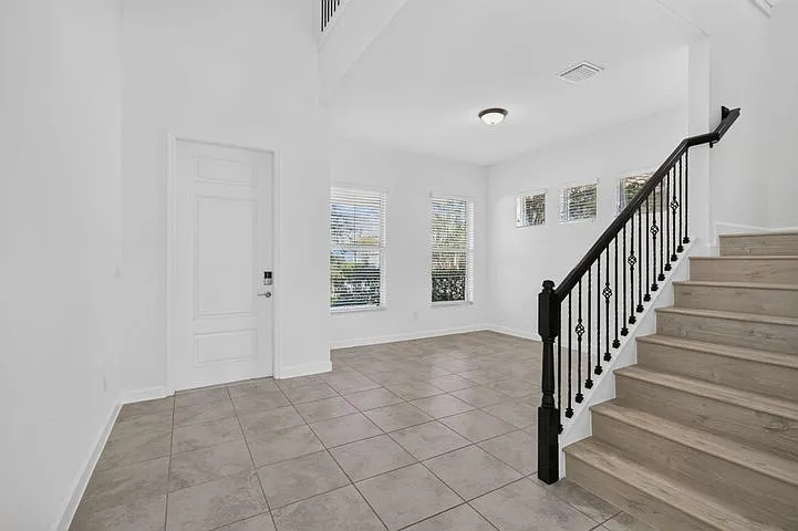 5 bed, 3361 sqft, $4,700 — Photo 3