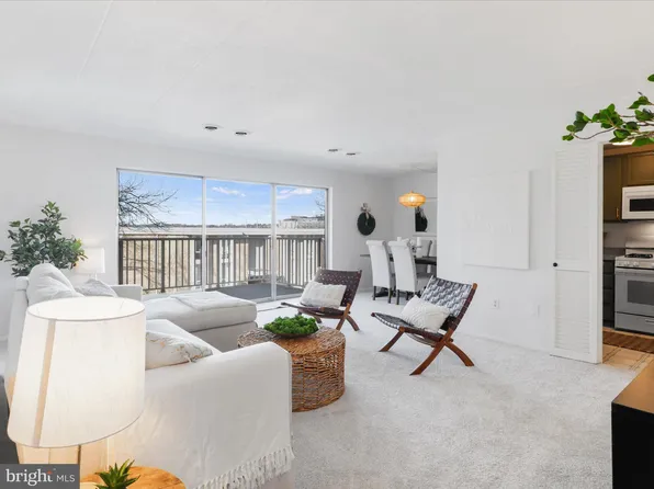 2626 Fort Farnsworth Rd #202, Alexandria, VA 22303