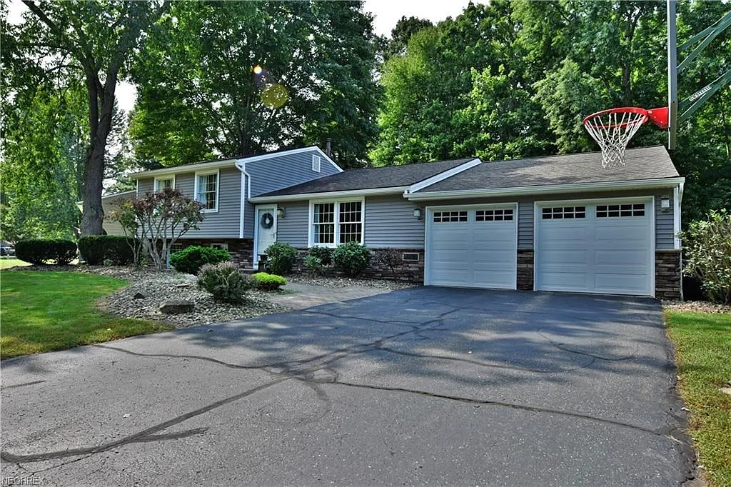 7739 Raglan Dr NE photo 1