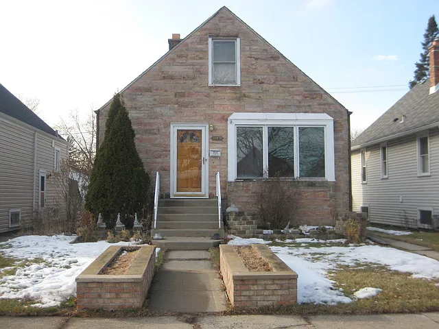 2562 Rhodes Ave photo 1