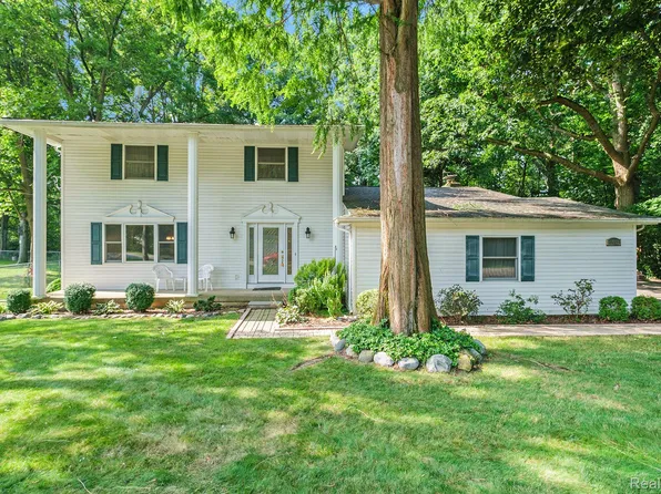6453 Dalton Dr, Flushing, MI 48433