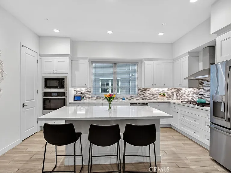 985 Doheny Way — Photo 8