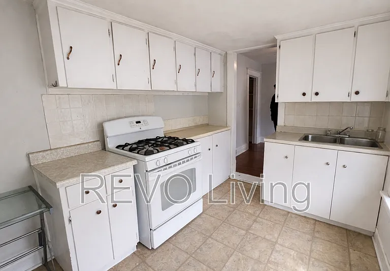 49 Berryman Ave #AVE4 — Photo 3