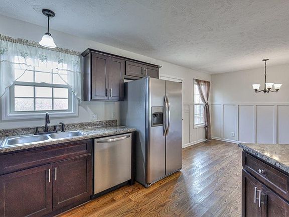 4th image of 128 Doak St