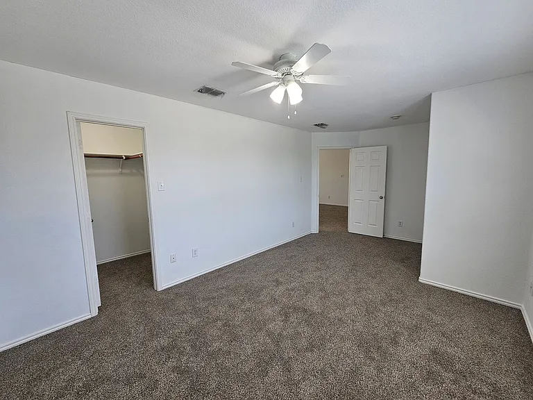 902 Fleming St — Photo 38
