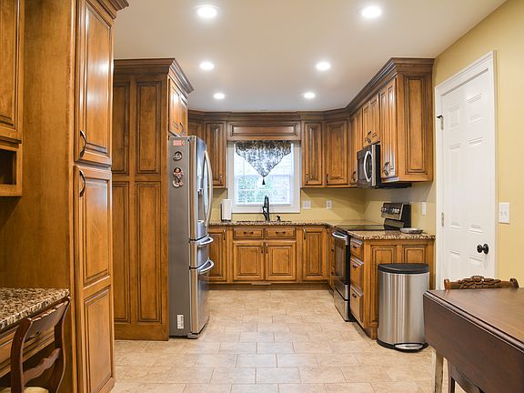 3rd image of 825 Mooreland Dr
