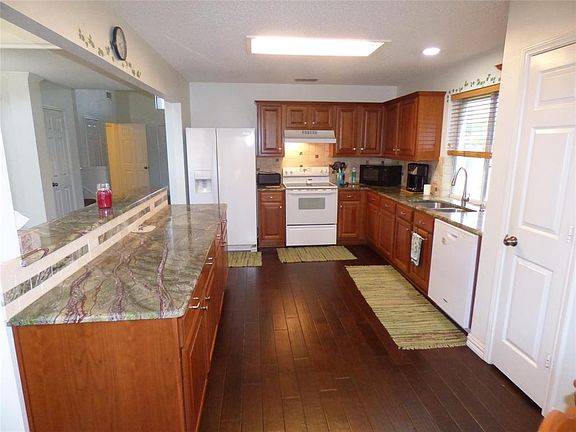 3rd image of 725 Black Walnut Dr