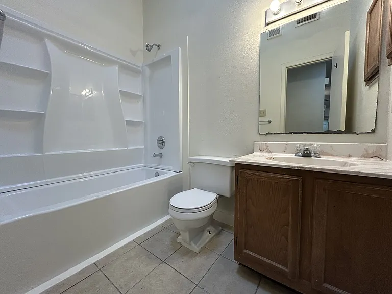 139 N Troy Ave #B — Photo 8