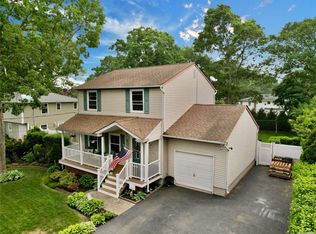 10 Floradora Dr, Mastic, NY 11950