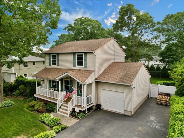 10 Floradora Drive, Mastic, NY 11950