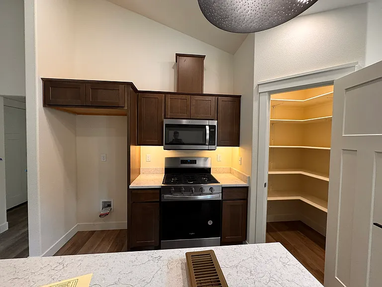 2544 N Midland Ave — Photo 8