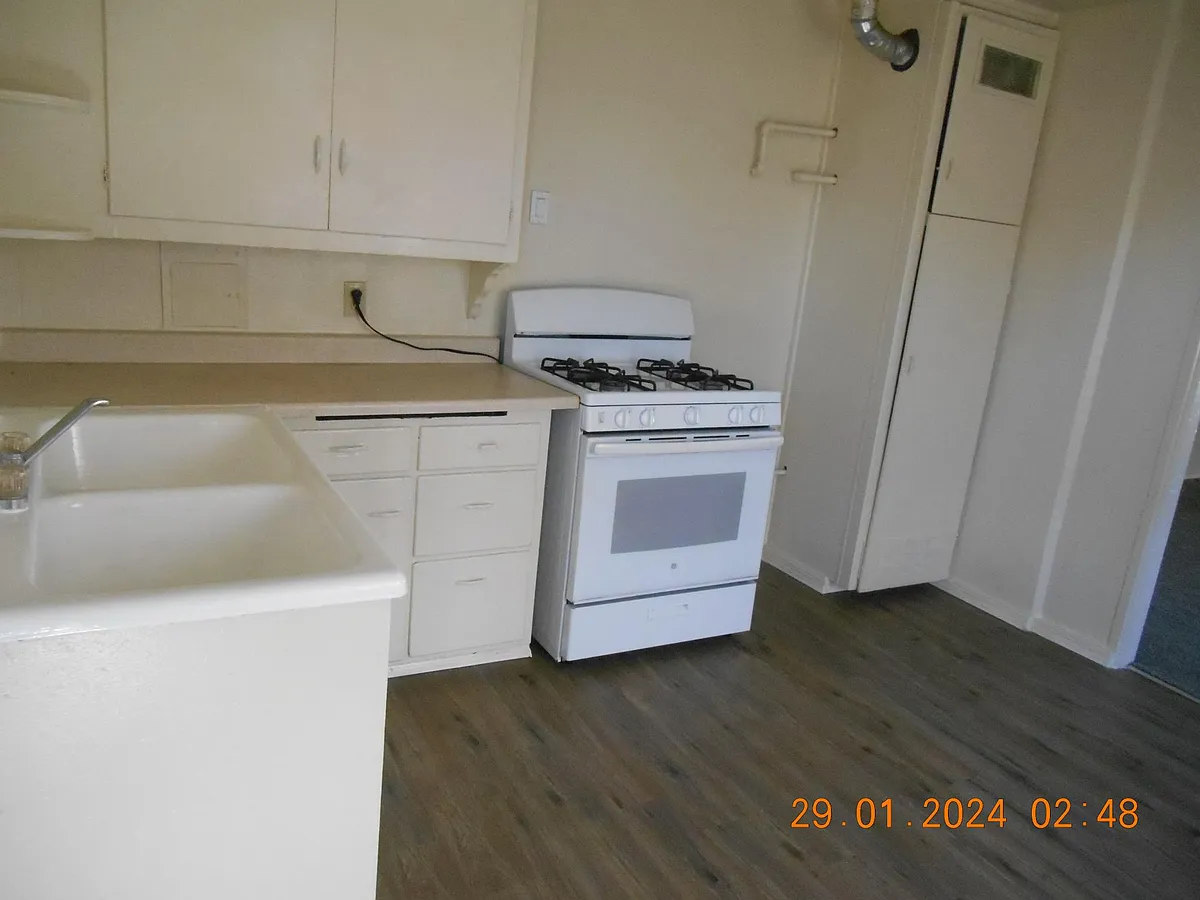 Building Photo - 130 S Abbie St #21
