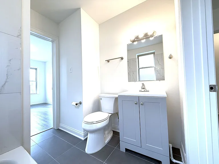 1800 N Farwell Apartments — Photo 15