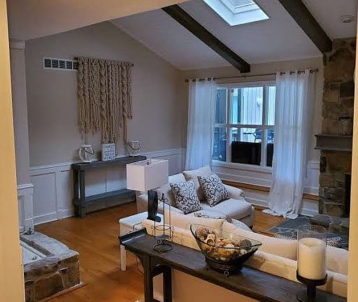 3rd image of 4 Lakeshore Dr NE