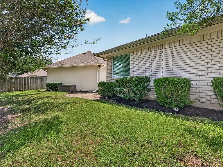 2726 Martinec Dr — Photo 28