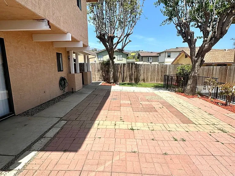 1009 E Haley St — Photo 3