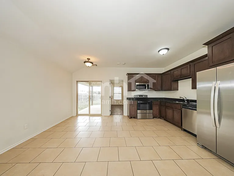 1608 Ginger Ave — Photo 4
