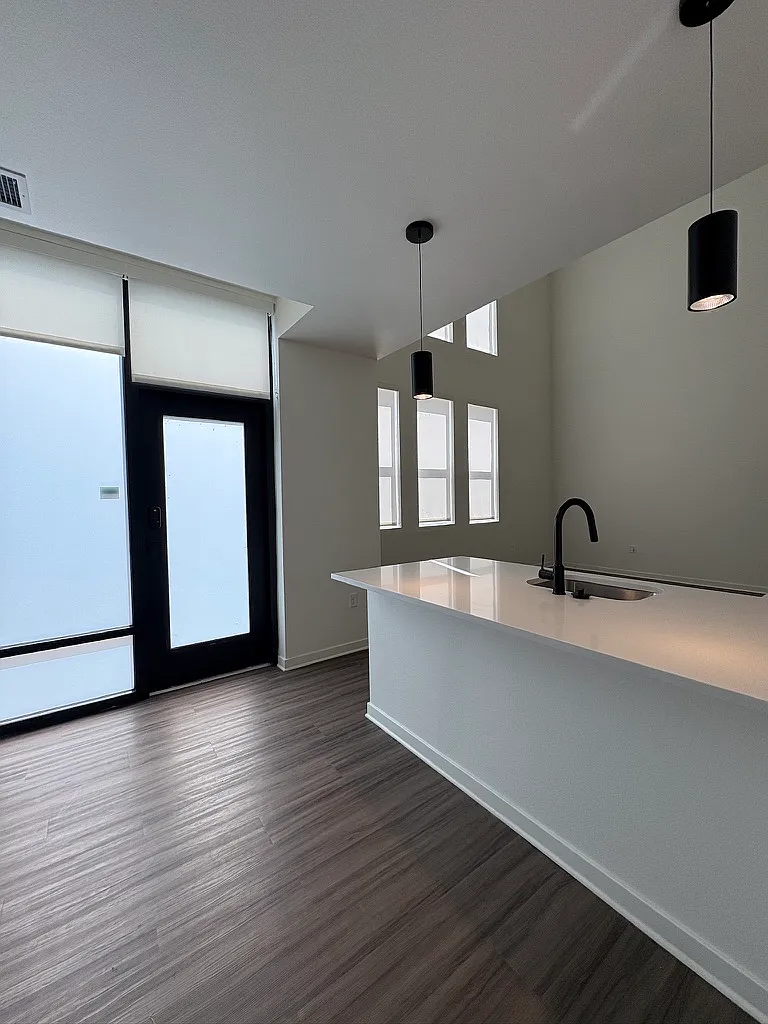 1 bed, 1.5 bath, 1291 sqft, $3,100 — Photo 4