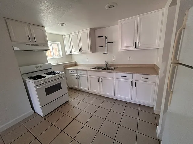 560 E K St — Photo 3