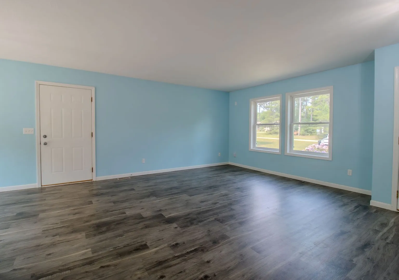 Modern Charm on 1.25 Acres — Photo 4