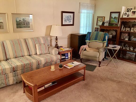 4th image of 728 Bishop Dr