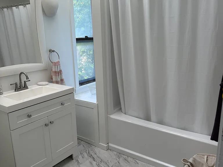 2nd floor full bathroom