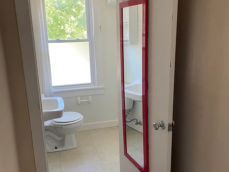 415 Hutchinson St — Photo 18