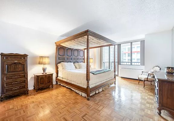 4th image of 300 E 54th St #17GH