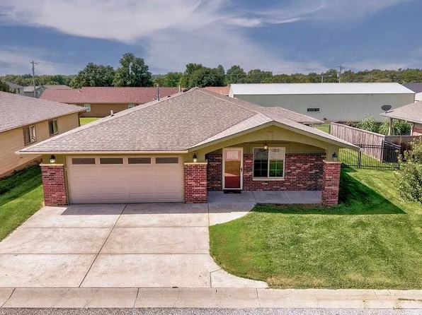 2209 Cottonwood Ln, Winfield, KS 67156