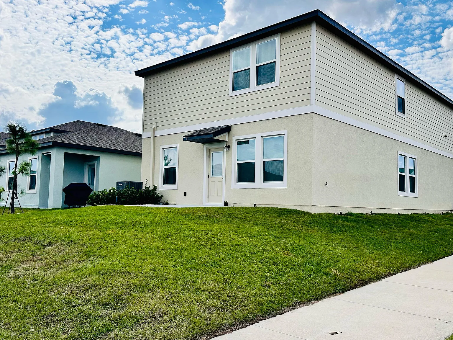 5 bed, 2609 sqft, $2,900 — Photo 2