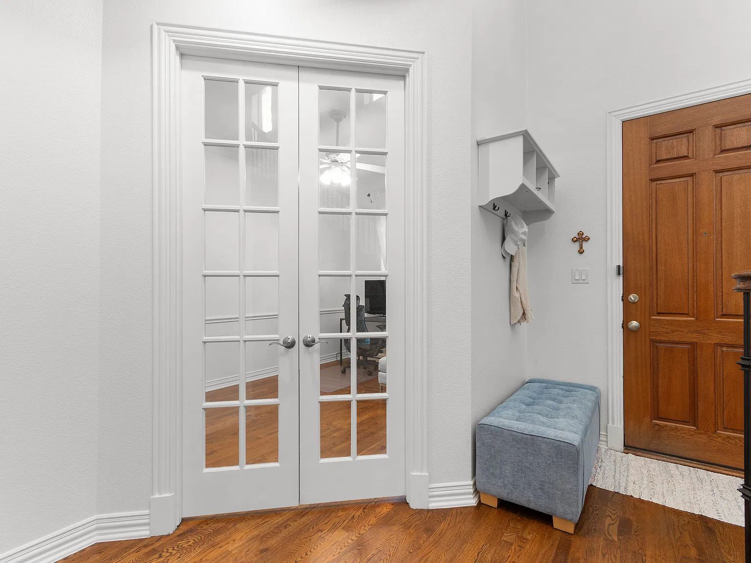 3 bed, 2.5 bath, 2360 sqft, $5,000 — Photo 2