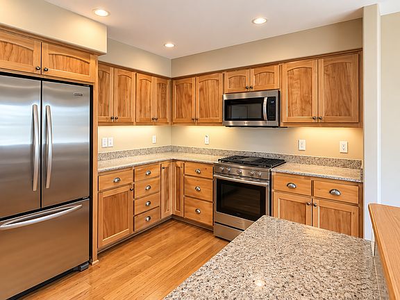5th image of 913 Plum Ridge Dr