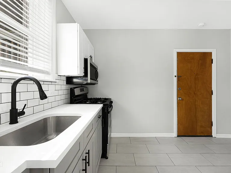 703 N Austin — Photo 20