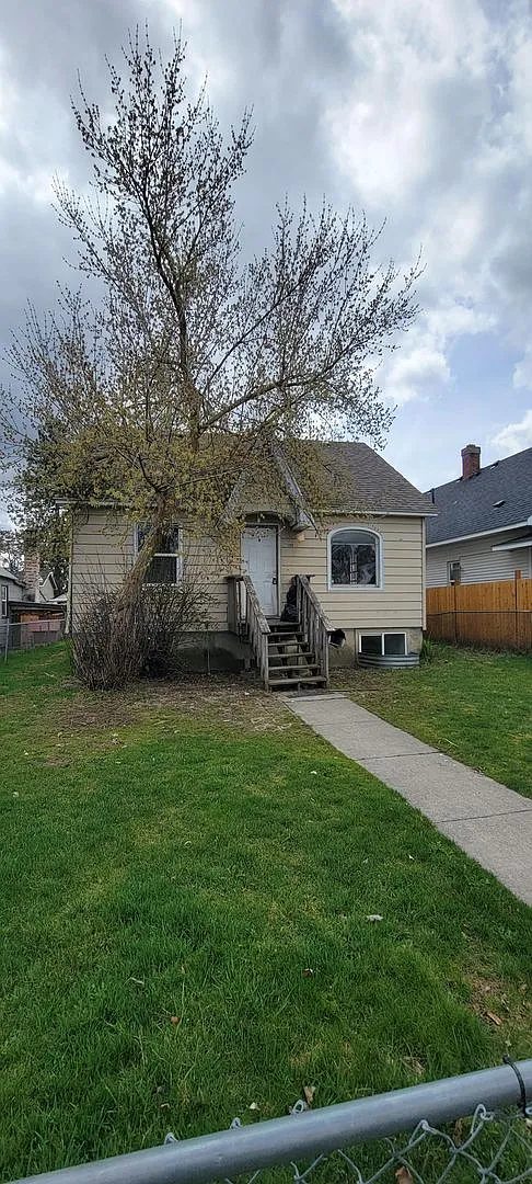 5 bedroom 2 bath home — Photo 1