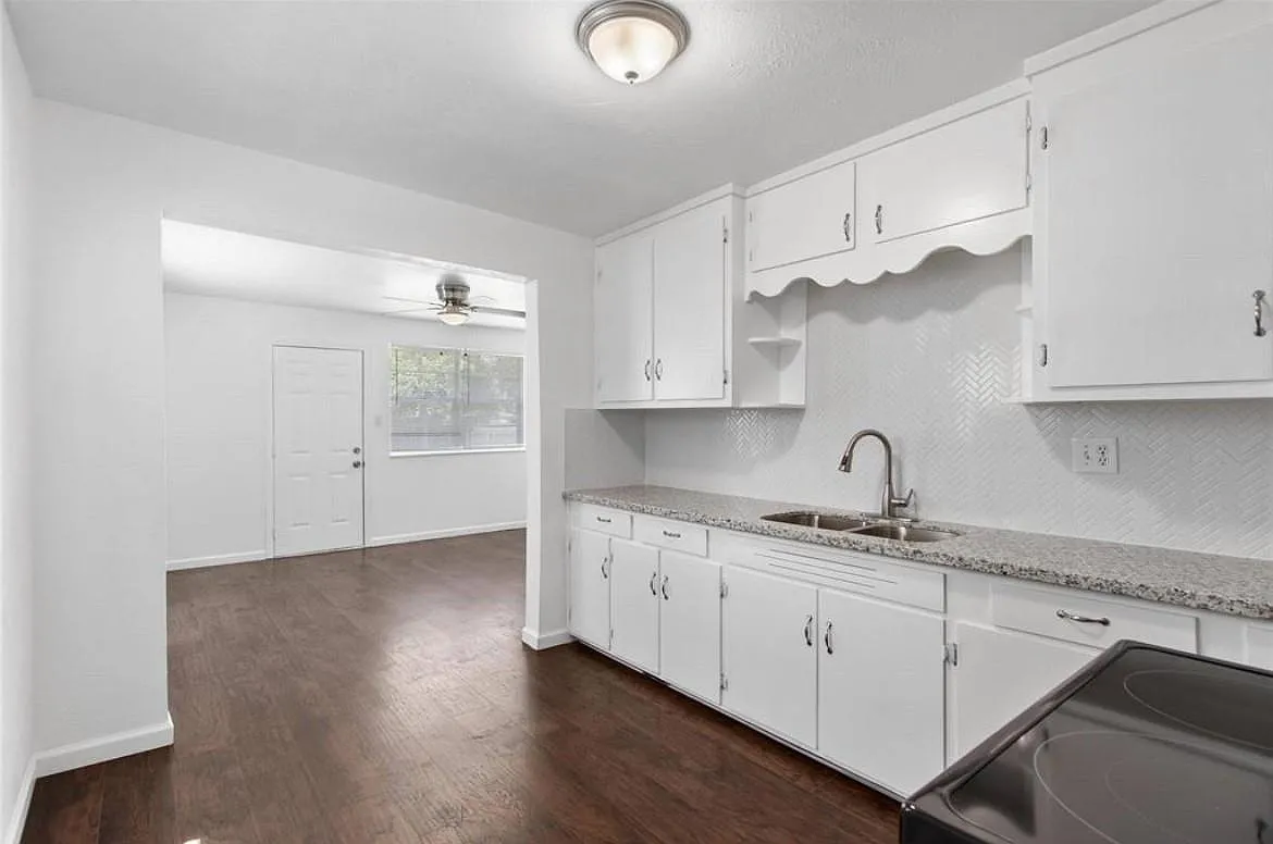 3 bed, 1.0 bath, 945 sqft, $1,200 — Photo 4