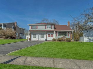 27 Sioux Dr, Commack, NY 11725
