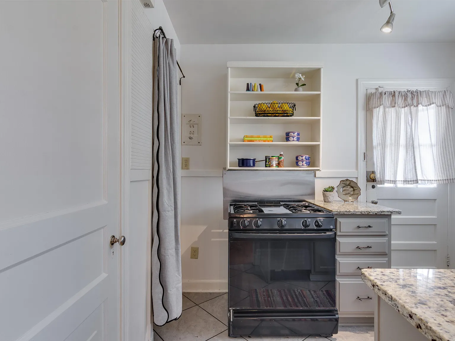 2 bed, 1.0 bath, 1000 sqft, $1,425 — Photo 4