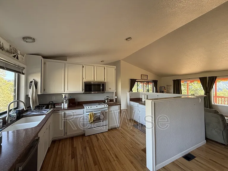 539 Hatfield Dr — Photo 8